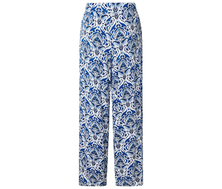 Un pantalon long à motifs bleus et blancs.