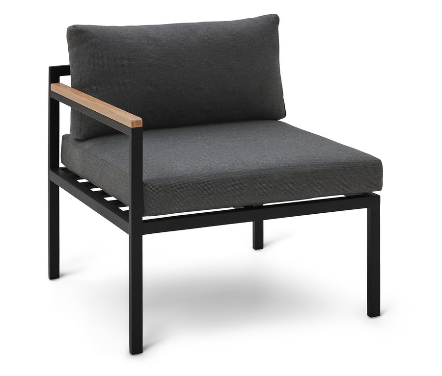 Un fauteuil gris avec un cadre en métal noir et un accoudoir marron clair se dresse sur un fond blanc.