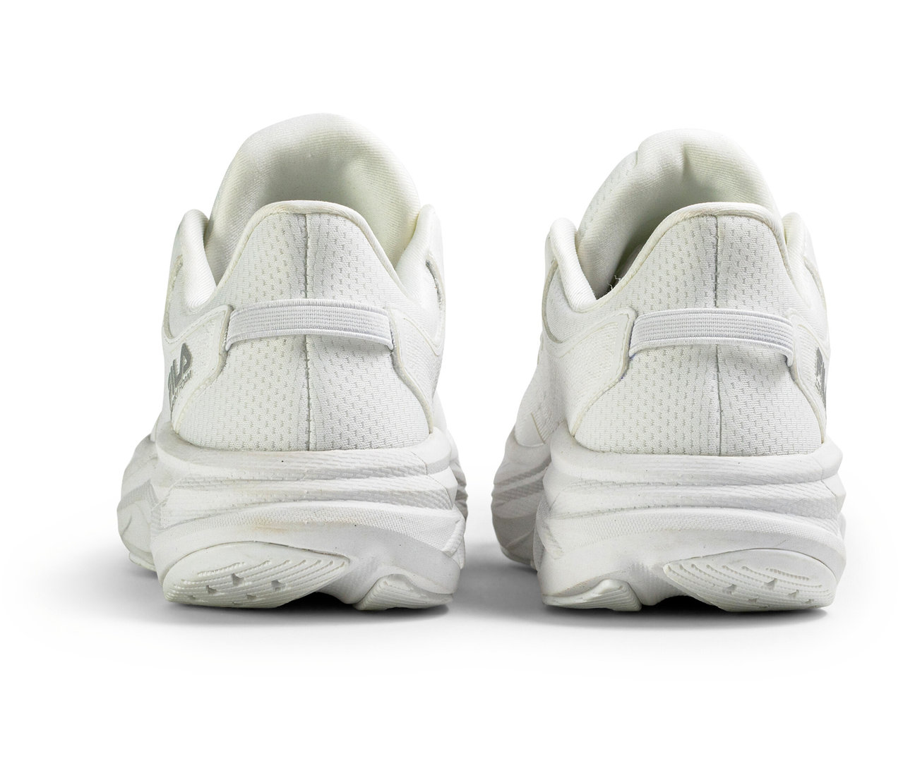 Vue arrière de deux baskets blanches pour femmes FILA Retron.