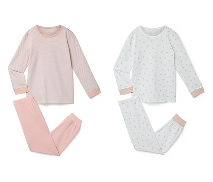 Deux pyjamas côte à côte, l'un rose rayé, l'autre blanc à étoiles.