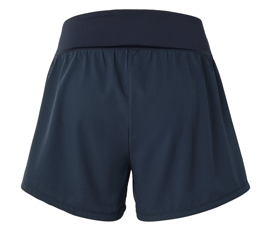Gros plan sur un short bleu marine avec une ceinture élastique.