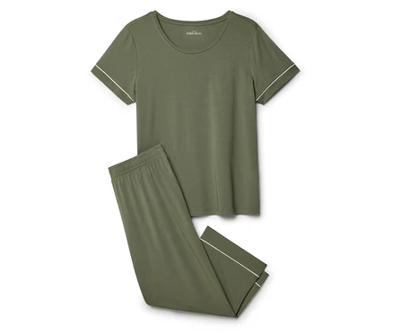 Ensemble pyjama 3/4 vert olive avec un haut à manches courtes et un pantalon, tous deux ornés de passepoils blancs.
