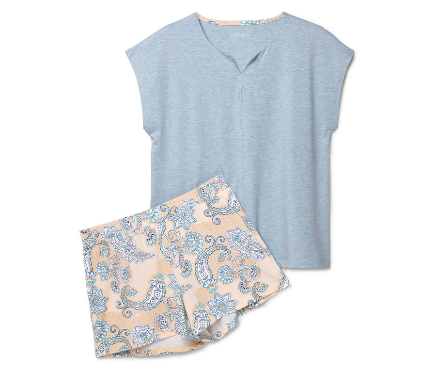 Un haut de pyjama bleu clair et un short à motif de pattes reposent sur un fond blanc.
