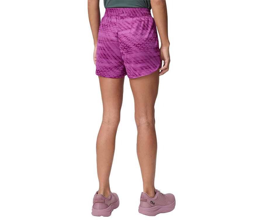 Gros plan de l'arrière d'une femme portant un short violet et des chaussures de sport assorties.