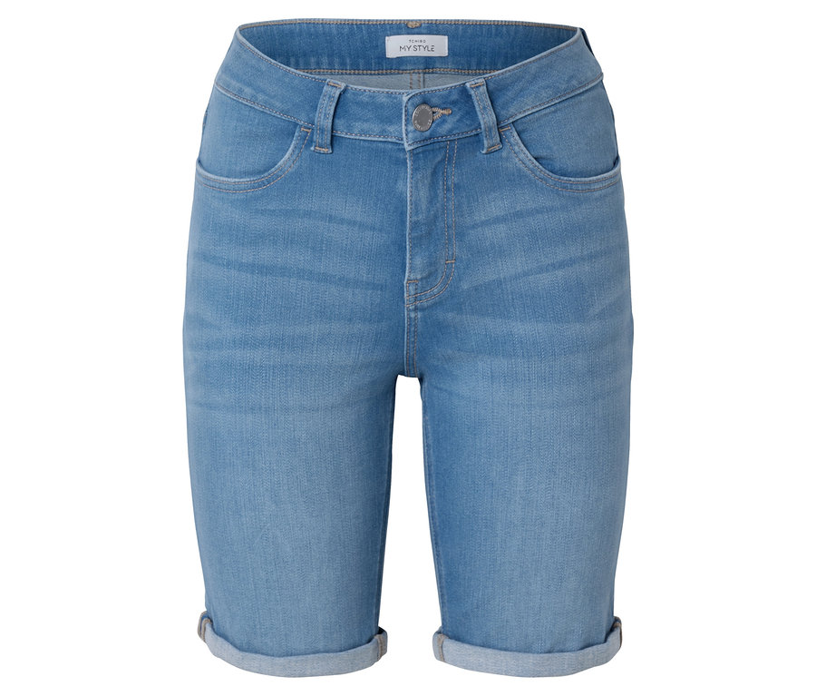 Short en jean bleu clair avec ourlet retroussé.