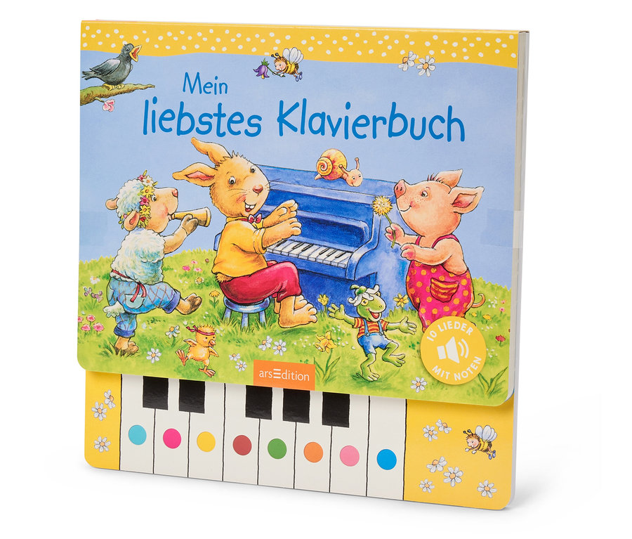 Un livre pour enfants ouvert intitulé « Mein liebstes Klavierbuch » représentant une scène avec des animaux jouant de la musique, notamment un mouton avec une trompette, un lapin au piano et un cochon avec une fleur.