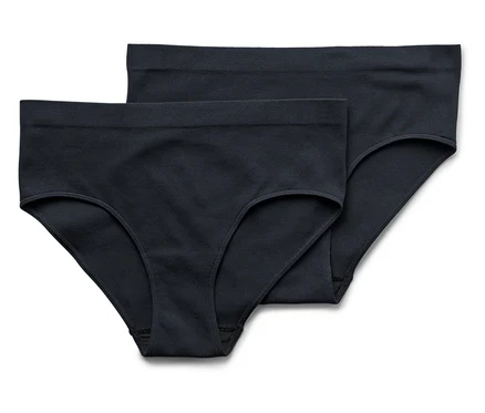 Deux culottes noires pour femmes sont posées l'une sur l'autre sur un fond blanc.