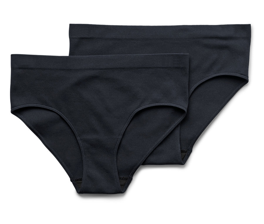 Deux culottes noires pour femmes sont posées l'une sur l'autre sur un fond blanc.