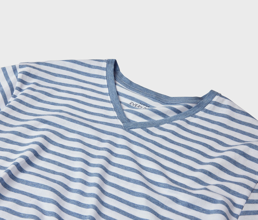 Gros plan d'un t-shirt à rayures bleues et blanches avec un col en V.