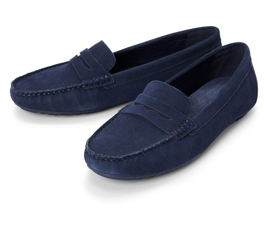 Deux mocassins bleu marine en daim sur fond blanc.