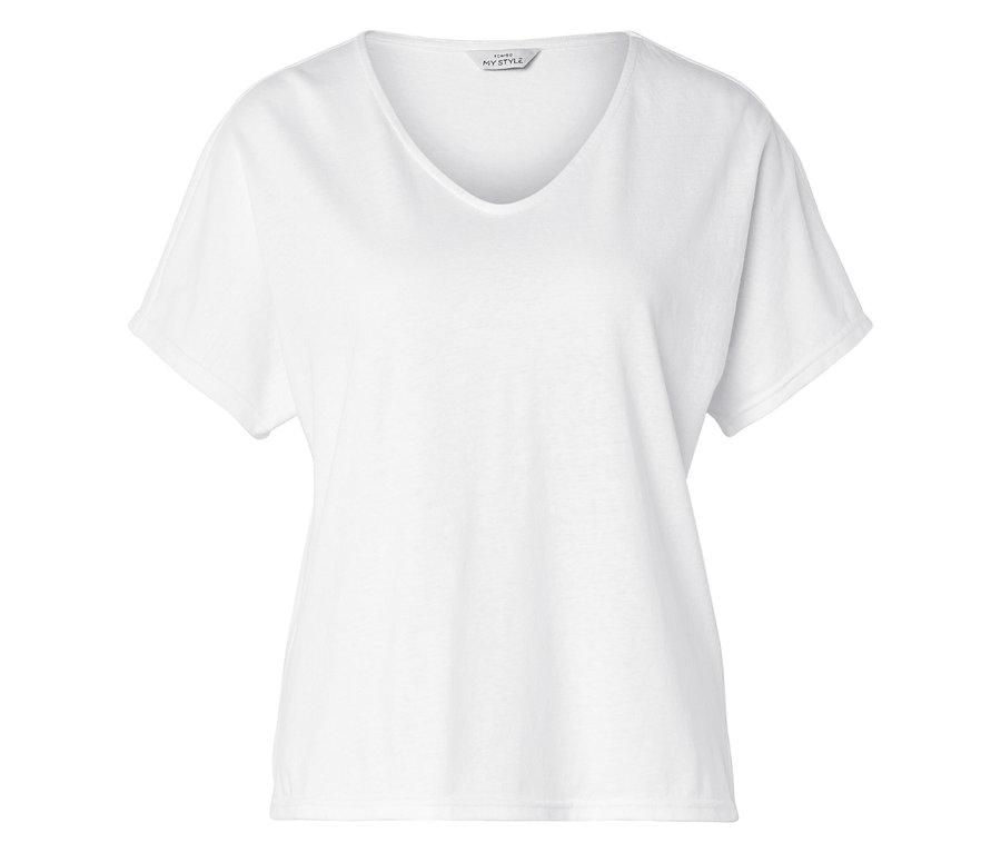 T-shirt blanc avec col en V et manches courtes.