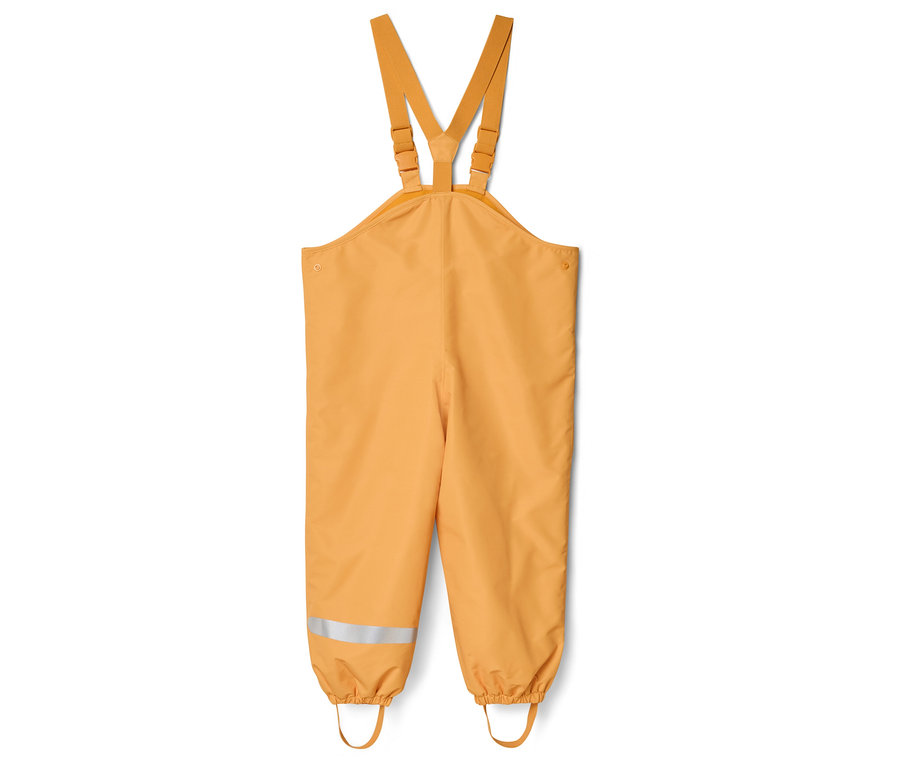Salopette de pluie jaune avec bretelles réglables, bandes réfléchissantes et élastiques de maintien aux pieds sur fond blanc.
