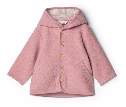 Veste rose pour enfant avec capuche et boutons marron clair posée sur fond blanc.