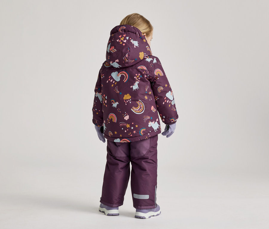 Vue de dos d'un enfant blond portant une veste à capuche violette à motifs arc-en-ciel, un pantalon violet, des gants et des chaussures.