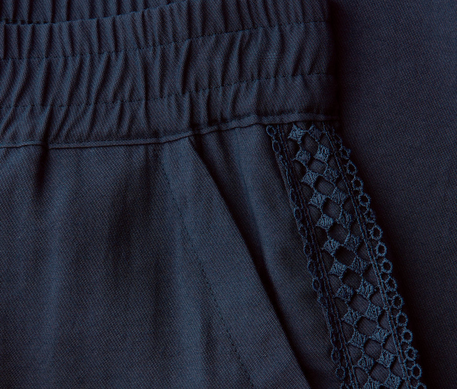 Vue détaillée du pantalon Street One « Emee » avec taille élastique et détail en dentelle sur la poche.