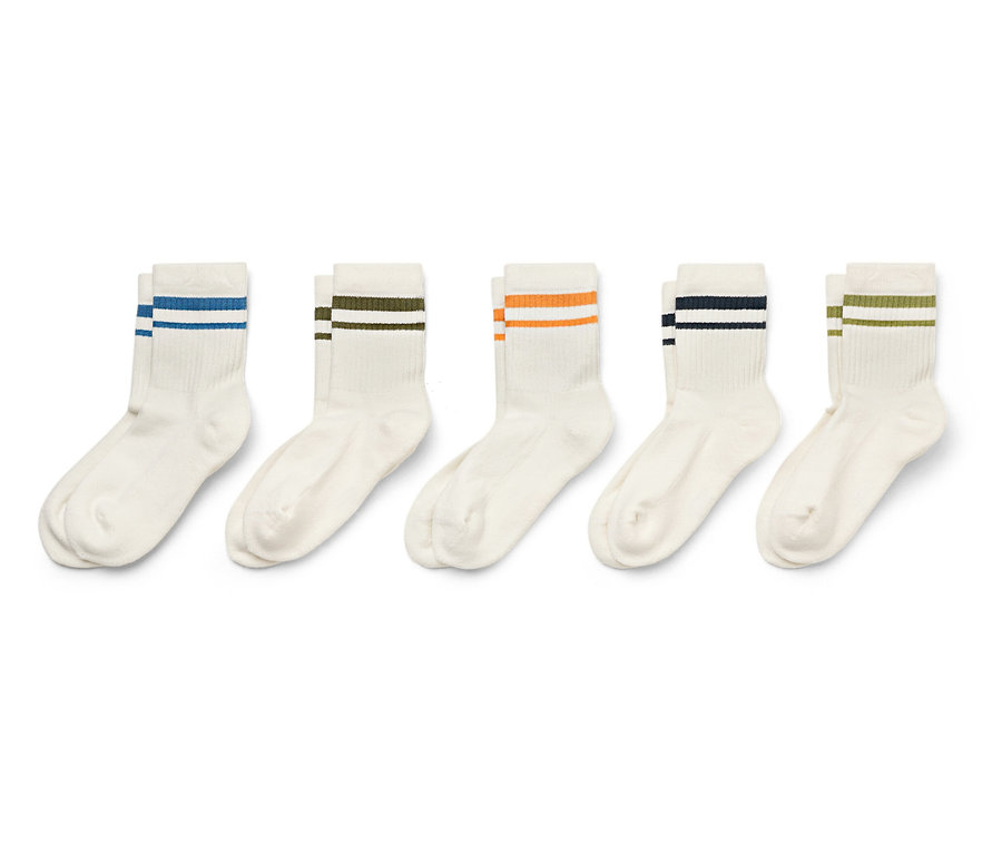 Cinq paires de chaussettes blanches à rayures colorées sont alignées côte à côte.