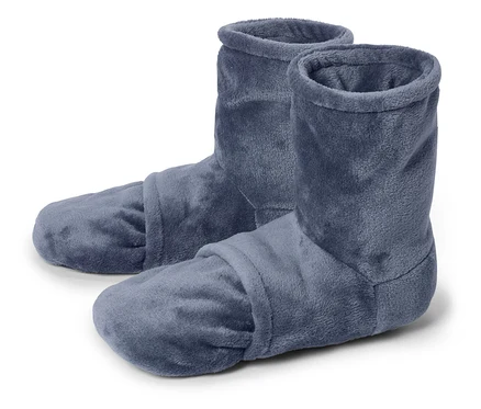 Gros plan de deux chaussons montants bleus en tissu sur fond blanc.