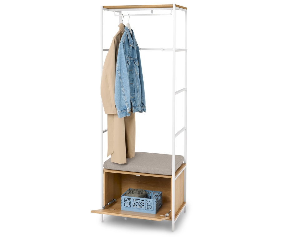 Porte-manteau avec veste beige, veste en jean et pantalon beige sur des cintres, assise grise et panier bleu avec des vêtements.