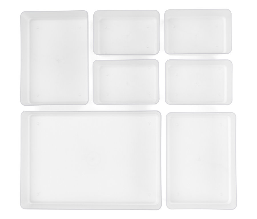 Sept récipients transparents vides de différentes tailles rectangulaires disposés sur un fond blanc.