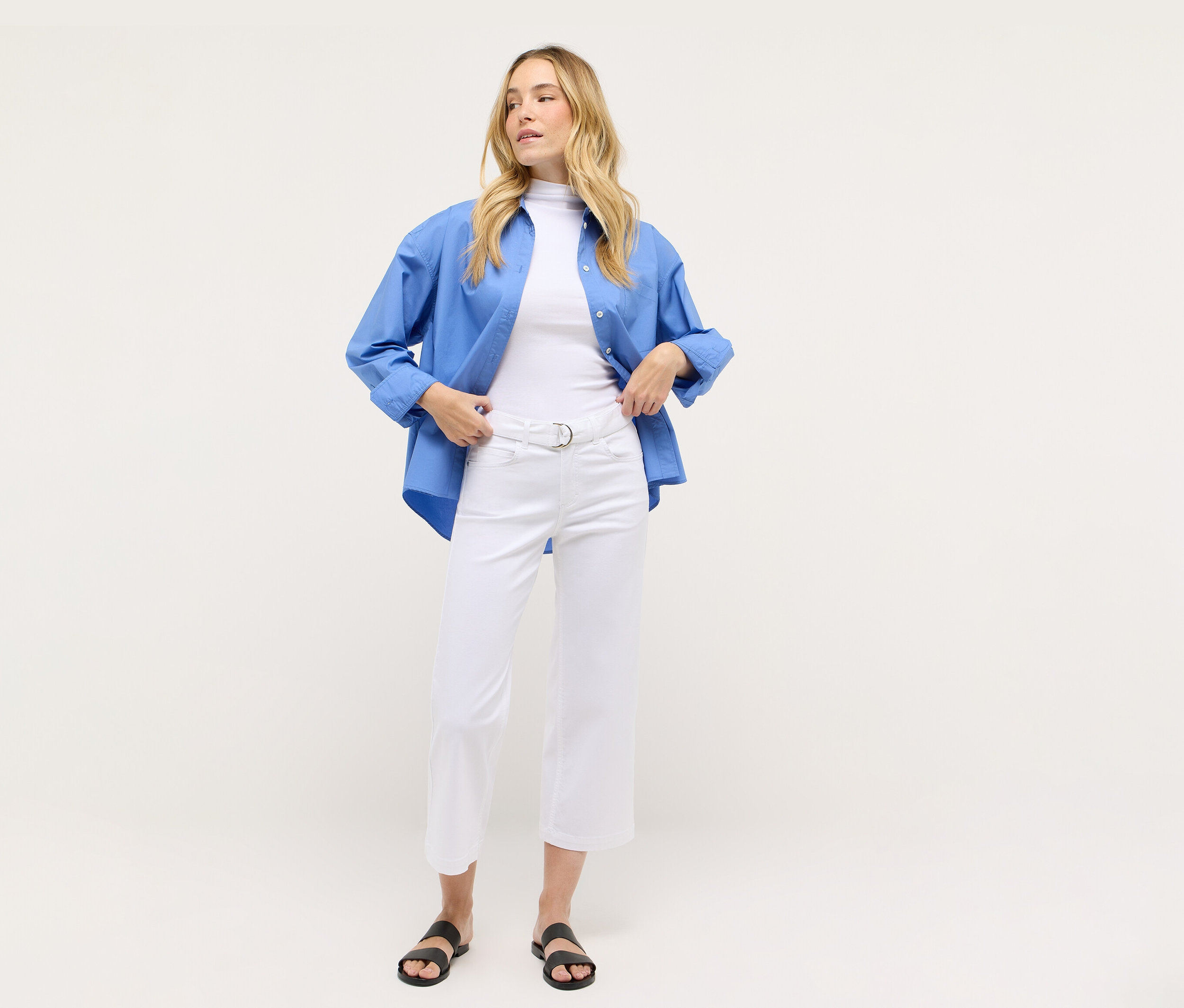 Femme portant un jean Angels Denim « Linn City » cropped blanc et une chemise bleue.