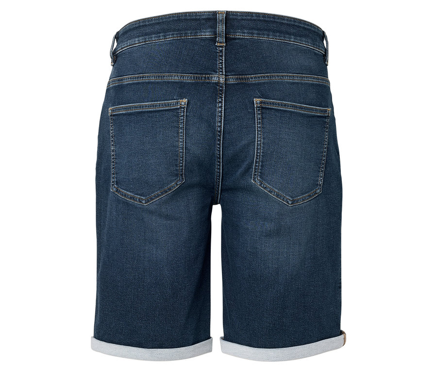Gros plan sur l'arrière d'un short en jean bleu foncé avec un ourlet retroussé.