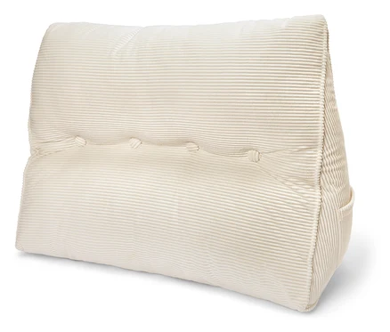 Un coussin cunéiforme côtelé couleur crème sur un fond blanc.
