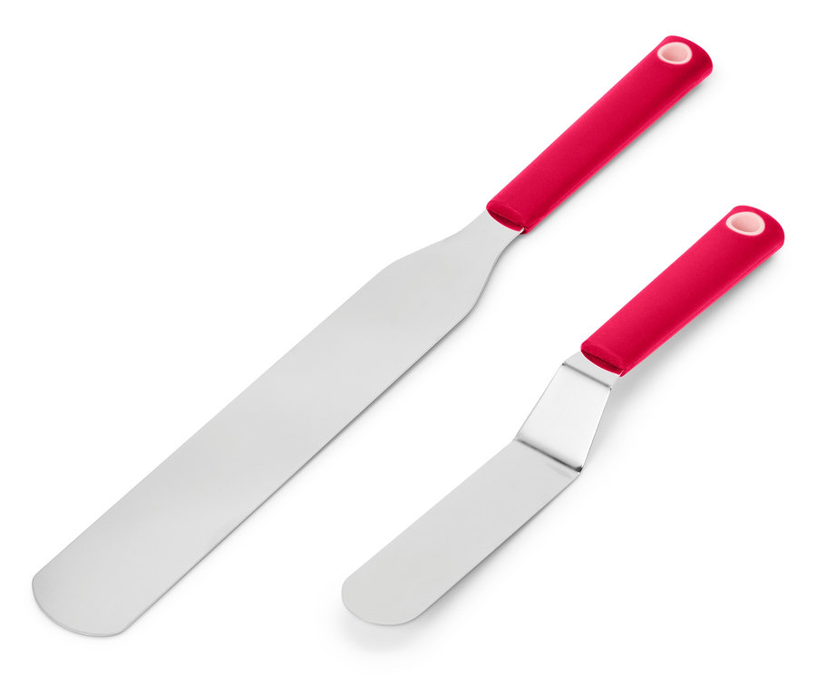 Deux spatules avec des manches rouges sont disposées en diagonale sur un fond blanc.