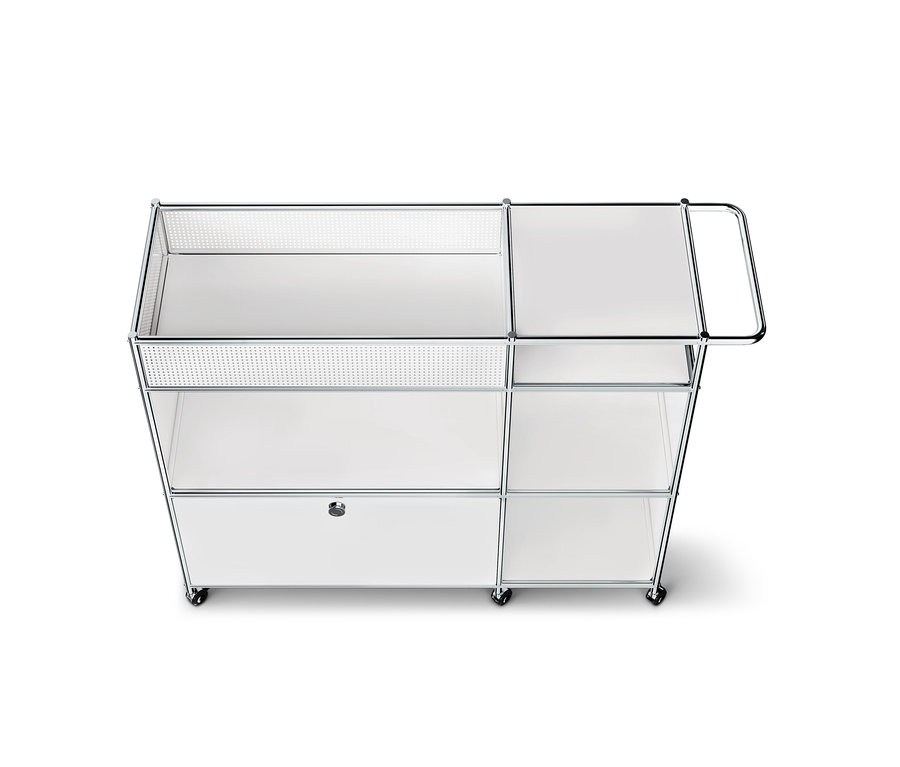 Chariot modulaire blanc et chromé sur roulettes avec paroi latérale perforée, poignée, étagères ouvertes et un placard fermé avec un bouton.
