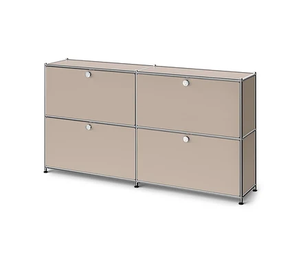 Armoire modulaire beige avec cadre argenté, quatre portes à poignées rondes argentées et petits pieds noirs.
