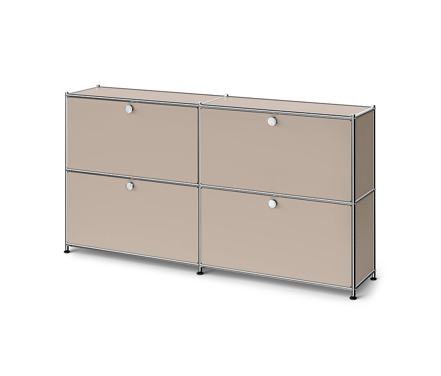 Armoire modulaire beige avec cadre argenté, quatre portes à poignées rondes argentées et petits pieds noirs.