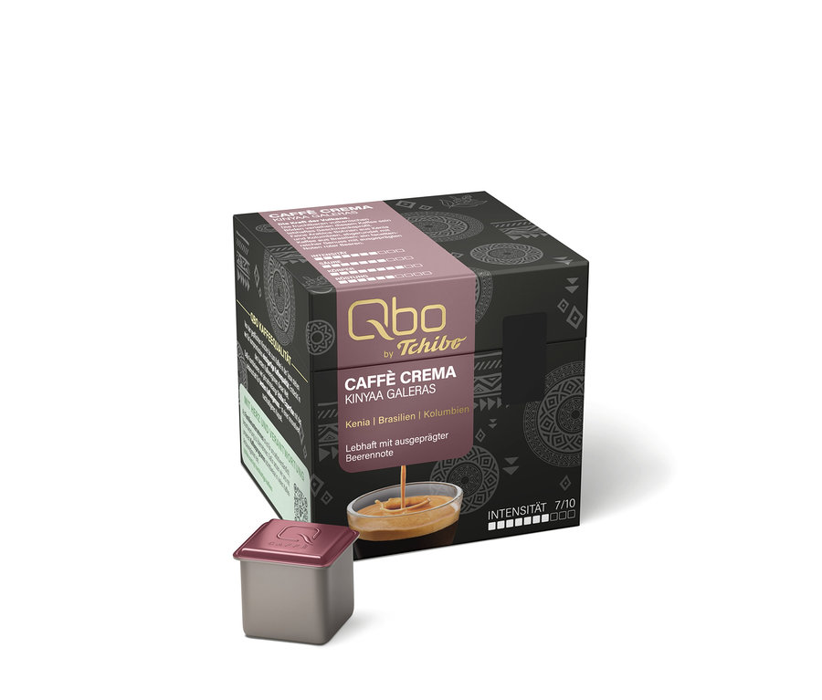 Paquet gris foncé de capsules de café Qbo by Tchibo Caffè Crema Kinyaa Galeras avec une bande rose indiquant "Kenya | Brésil | Colombie" et "Vif avec une note de baies prononcée". Devant, une capsule grise unique avec un couvercle rose.