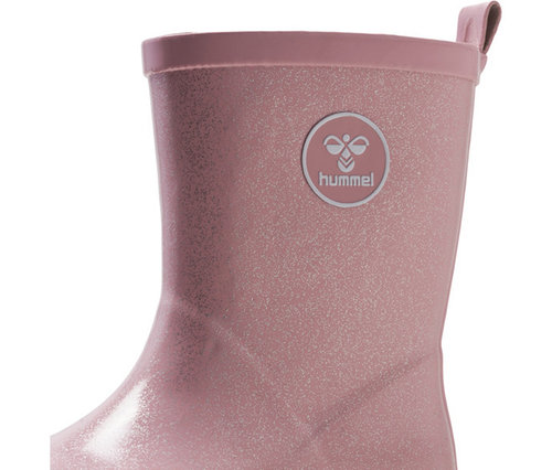Gros plan d'une botte en caoutchouc hummel® « Rubber Boot Glitter » rose, avec un effet pailleté et un logo hummel blanc.
