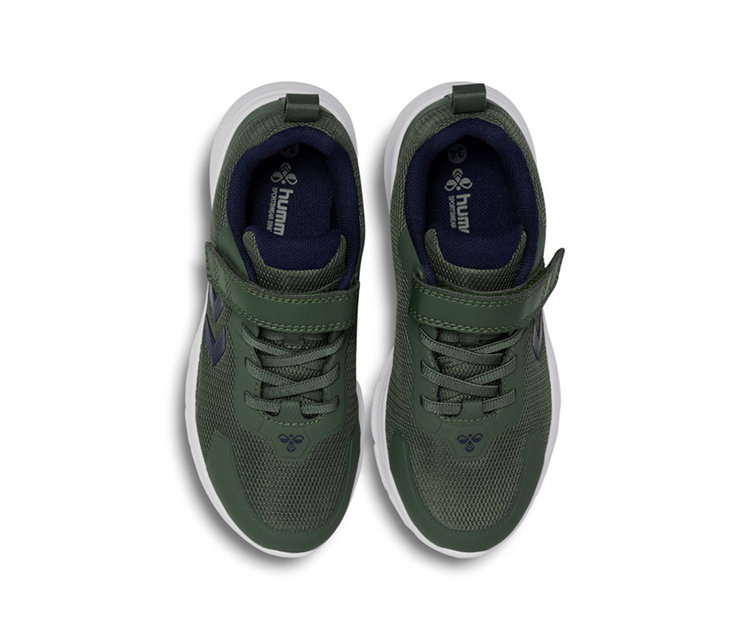 Une paire de baskets vertes hummel® « Actus Tr Bearther Jr » avec semelles blanches, lacets et scratch, vue de dessus.