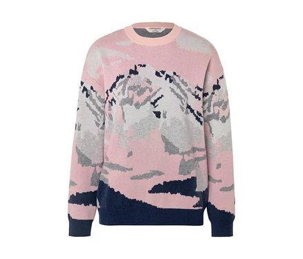 Pull rose, gris et bleu foncé avec un motif abstrait de paysage montagneux, un col rond et des poignets et ourlet bleu foncé.