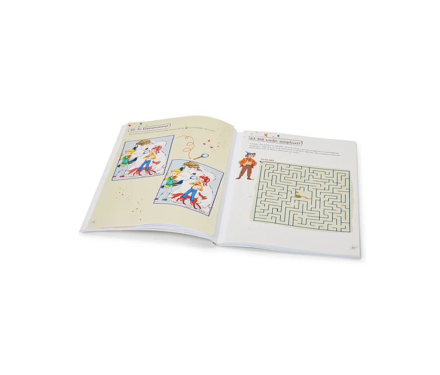 Un livre d'activités pour enfants ouvert, montrant sur la page de gauche un jeu des sept erreurs avec des enfants et un chien, et sur la page de droite un labyrinthe.