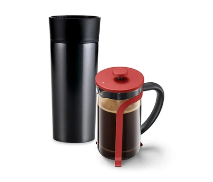 Gobelet isotherme noir à côté d'une presse française avec couvercle rouge, faisant partie du set cadeau "Amour-To-Go".