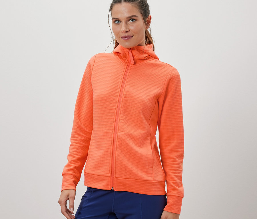 Femme portant une veste fonctionnelle orange.