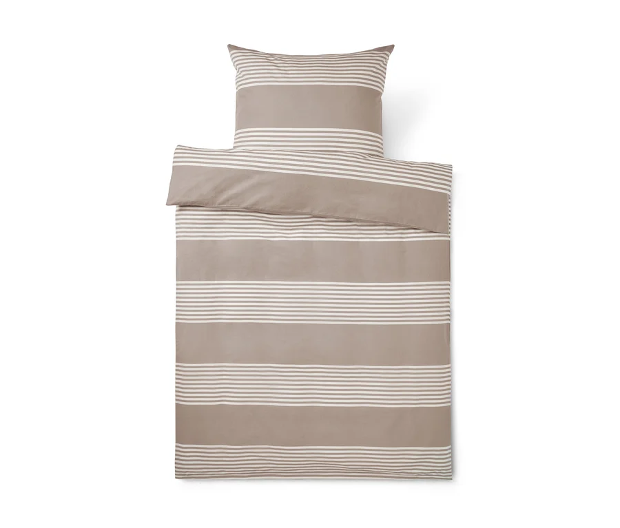 Parure de lit rayée beige et blanche, composée d'une housse de couette et d'une taie d'oreiller, sur fond blanc.
