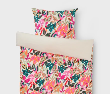 Linge de lit avec motif tropical de feuilles et d'oiseaux, composé d'une taie d'oreiller et d'une couette.
