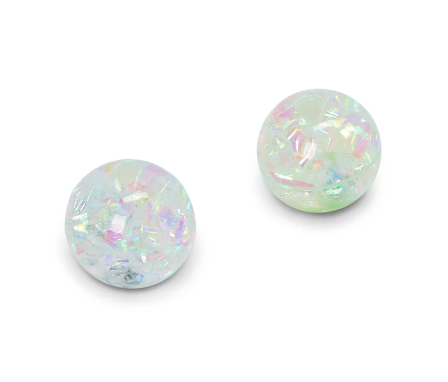 Deux objets sphériques transparents remplis de morceaux irisés et brisés, reflétant diverses couleurs, sur un fond blanc.