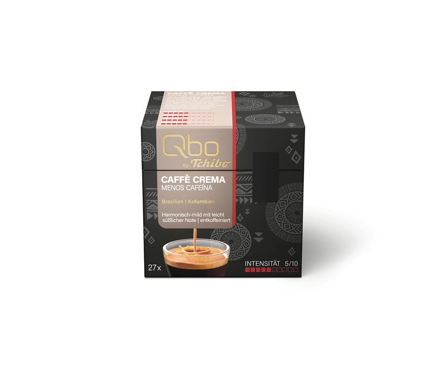 Paquet de capsules de café Qbo by Tchibo Caffè Crema Menos Cafeína, décaféiné, harmonieux-doux avec une note sucrée, intensité 5/10, 27 pièces. Montre du café coulant dans une tasse.