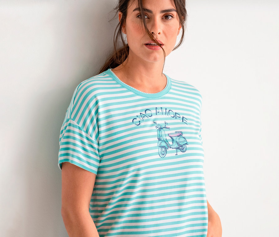 Femme portant un T-shirt Olsen rayé turquoise et blanc avec un scooter et l'inscription « CIAO AMORE ».