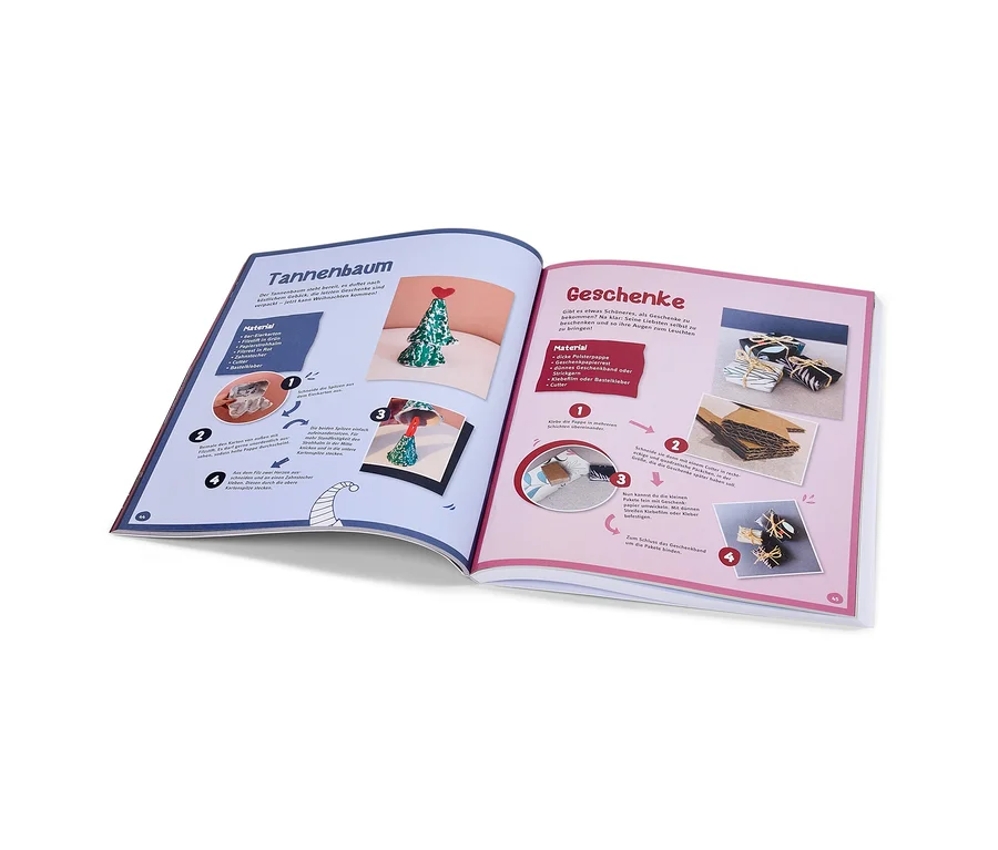 Livre ouvert avec des instructions pour fabriquer un arbre de Noël et des cadeaux. Livre »Kreative Ideen rund um die Wichteltür«.