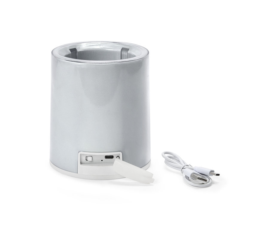 Refroidisseur de bouteille argenté, cylindrique, avec câble USB et bouchon blanc sur fond blanc.