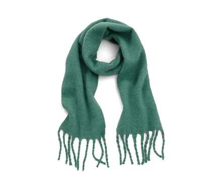 Une écharpe tissée verte avec des franges sur un fond blanc.