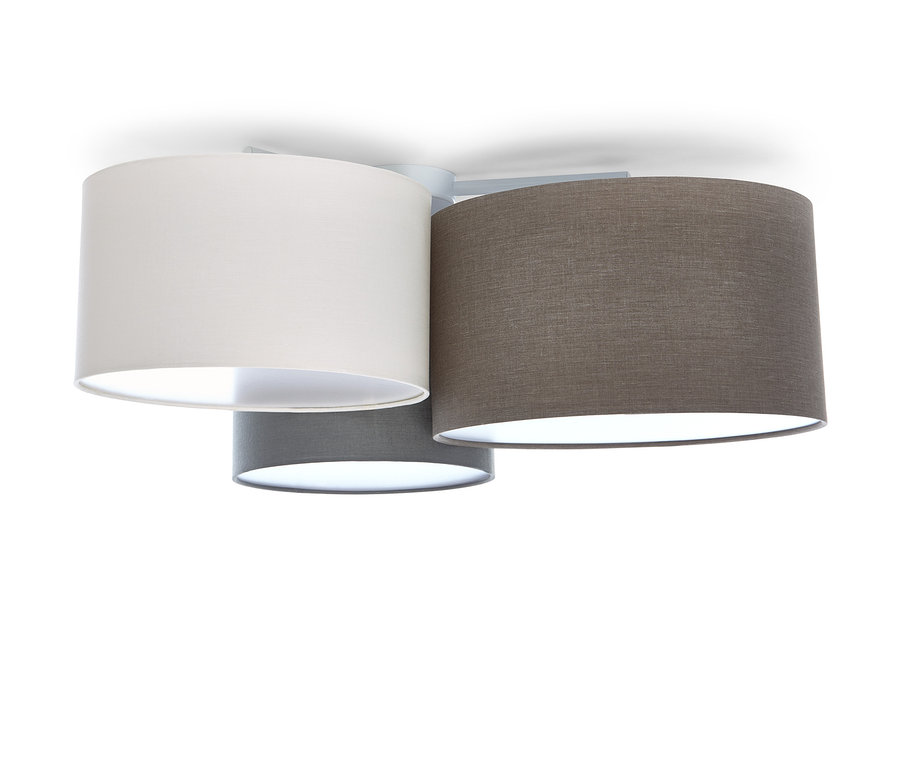 Un plafonnier avec trois abat-jours en textile de couleurs différentes : blanc, gris et marron.