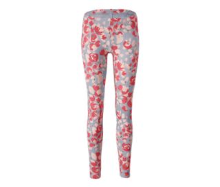 Haut rose<br>Pantalon gris clair avec imprimé floral rouge-rose sur l’ensemble
