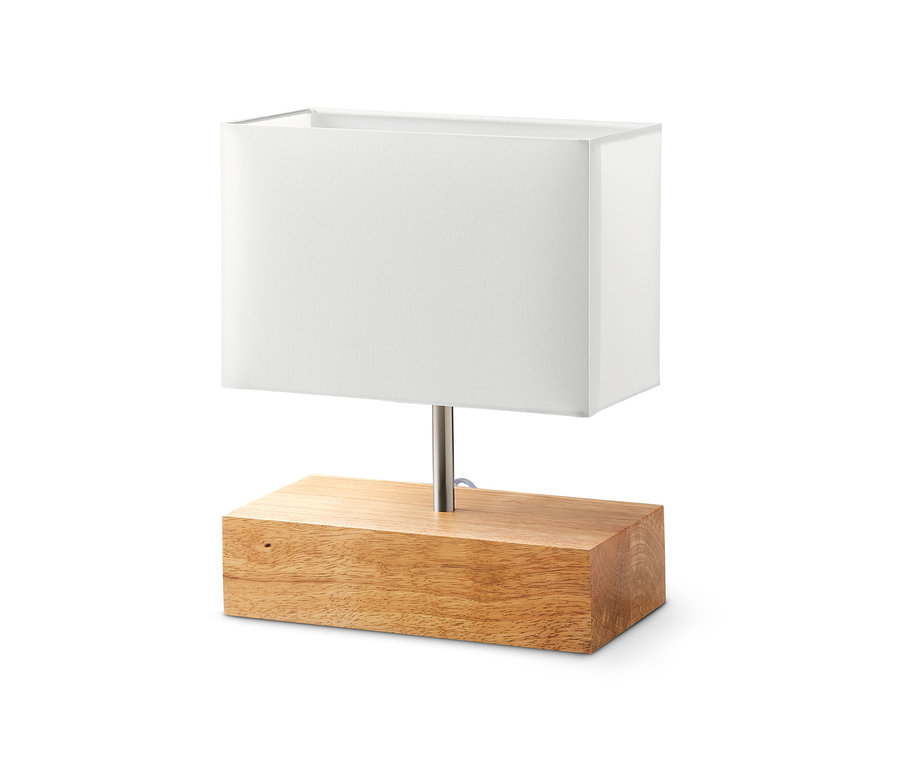 Lampe de table avec pied en bois et abat-jour rectangulaire blanc.