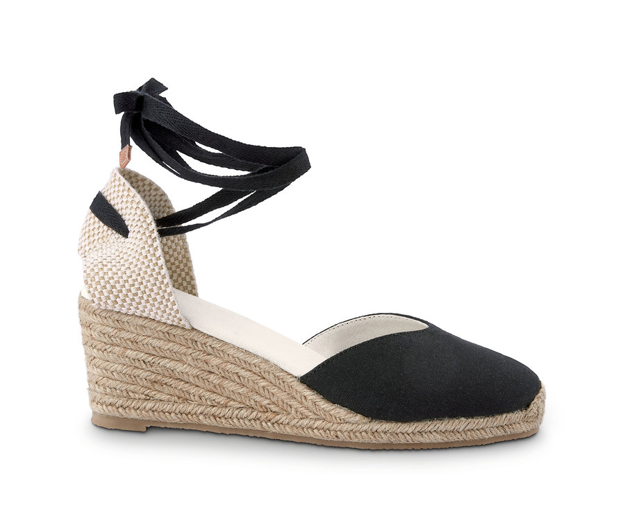 Espadrille noire à talon compensé.