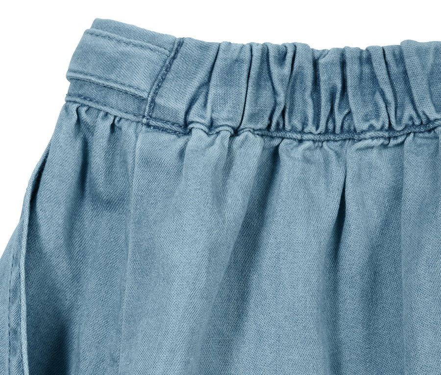 Détail d'une jupe en denim de coton.